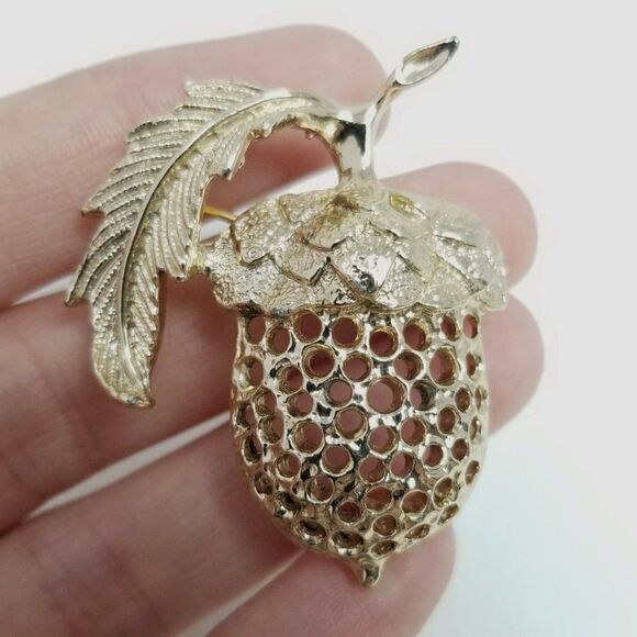 Vintage Sarah Coventry Acorn Shape Brooch, Gold Tone Tree Seed, Retro Estate - Picture 1 of 7